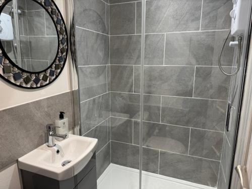 Shower, Modern self contained Studio EnSuite Room in Newport Central