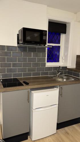 Kitchen, Modern self contained Studio EnSuite Room in Newport Central