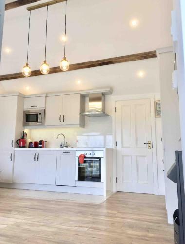virtuve, Brownes Sea View Cottage No 2 Dungloe 14km in Lettermacaward
