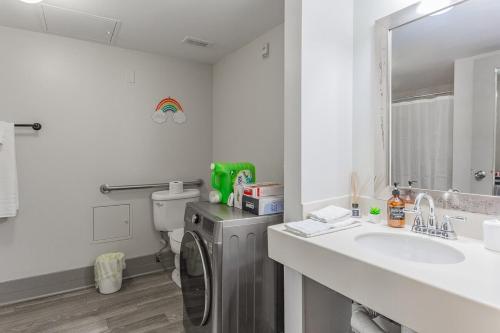 Pet Friendly Apt W Kingbedwifigympetdogspark in Chattanooga, USA