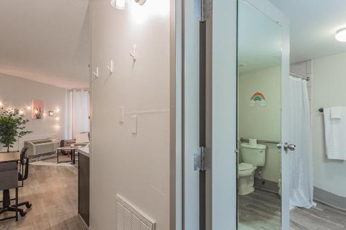 Pet Friendly Apt W Kingbedwifigympetdogspark in Chattanooga, USA