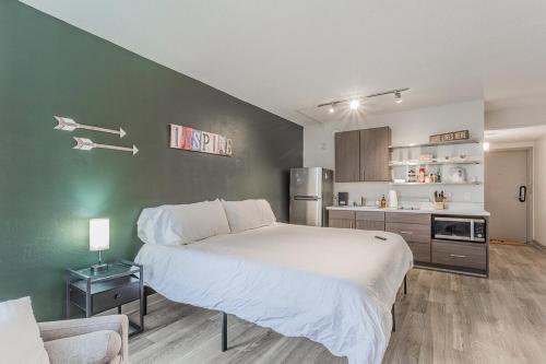 Pet Friendly Apt W Kingbedwifigympetdogspark in Chattanooga, USA