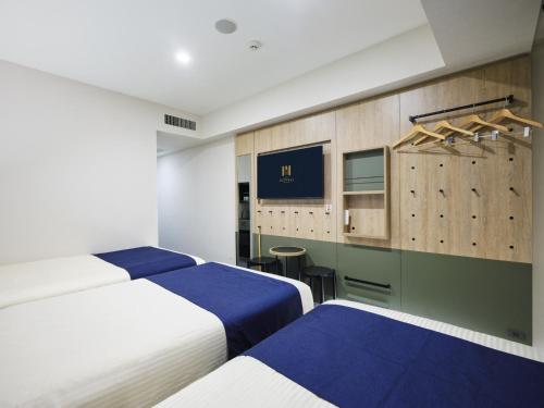 Deluxe Twin Room with Extra Bed image 5