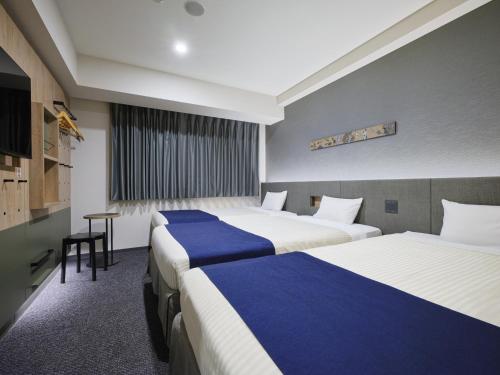 Deluxe Twin Room with Extra Bed image 4