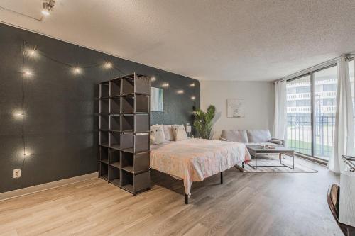 Cozy Studio W Kingbedworkspacewifidogspark-dt in Chattanooga, USA
