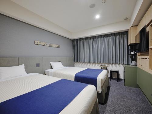 Standard Twin Room with Extra Bed image 6