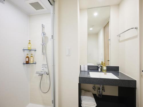 Standard Twin Room with Extra Bed image 3