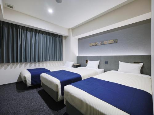 Standard Twin Room with Sofa Bed image 5