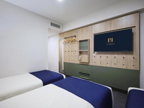 Standard Twin Room with Sofa Bed image 6