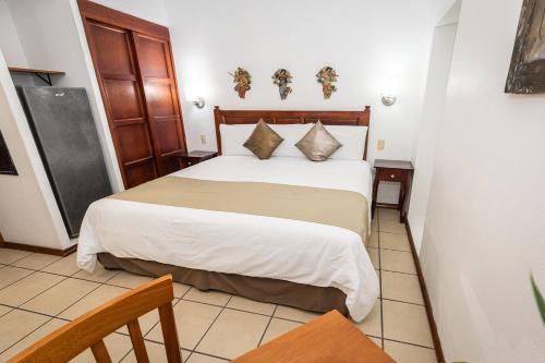 Studio Apartment image 6