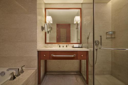 Executive King Room image 8