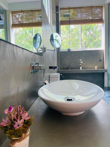 Zuhanyzó, Villa Tambaka in Anuradhapura