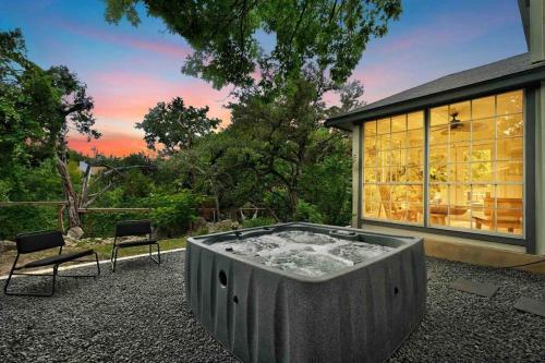 Artist Retreat on the Creek - Sleeps 10 - Hot tub