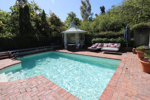 Swimming pool, Casterton Cottage, paradise garden with spa in Mount Pleasant