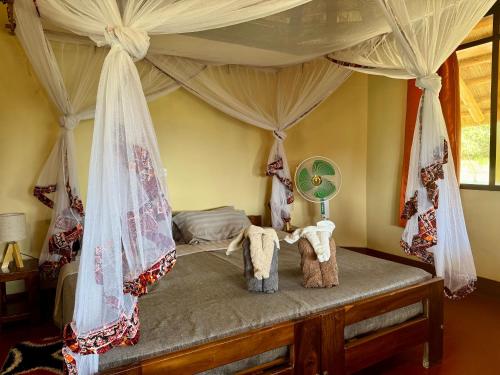 Bwana Tembo Safari Camp in Paraa