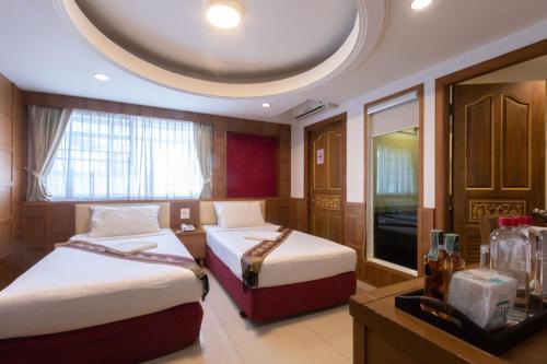 room detail thumbnail 2