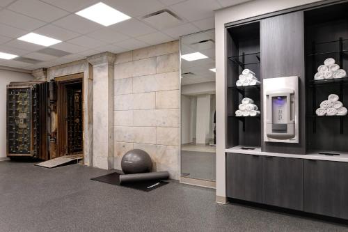 Courtyard by Marriott Cincinnati Downtown - image 9
