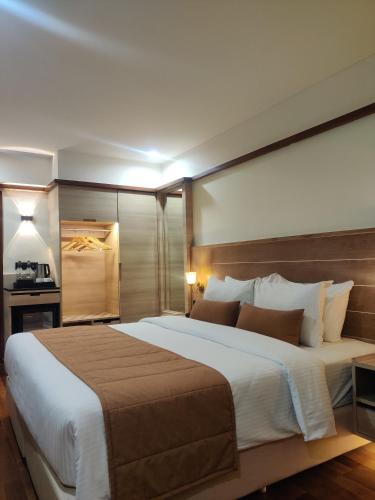Standard King Room image 1