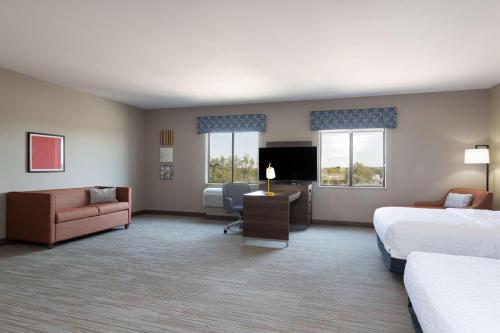 1 queen bed, 1 sofa bed