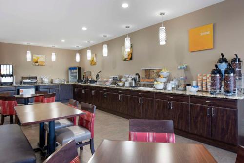 Comfort Suites Terre Haute University Area - image 11