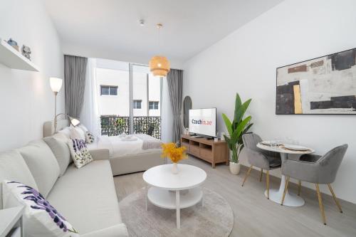 Bright & Airy Studio in JVC, Dubaj