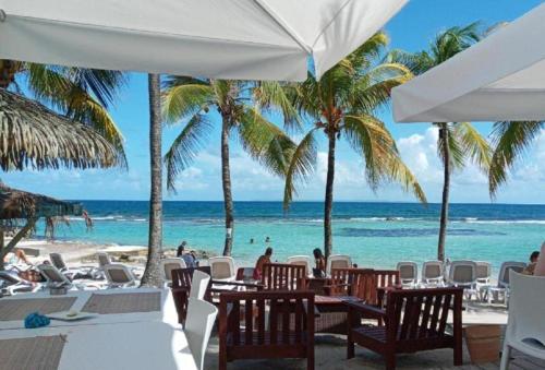 Une vague de plaisir, Studio tout confort en bord de plage avec piscine à Saint-François 5