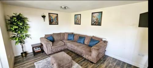 Arnstone Spacious 6 bedroom home with parking