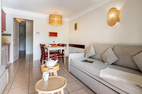 Superior One-Bedroom Apartment with Terrace or Balcony (5 People)