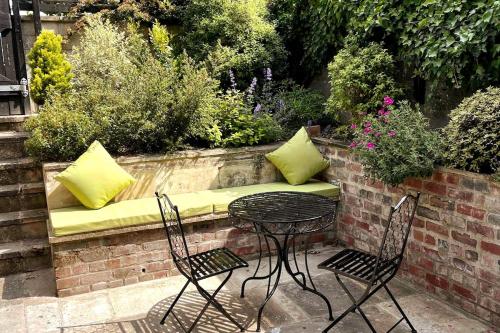 Facilities, Stunning Town House in City Centre- Free Parking! in Bath