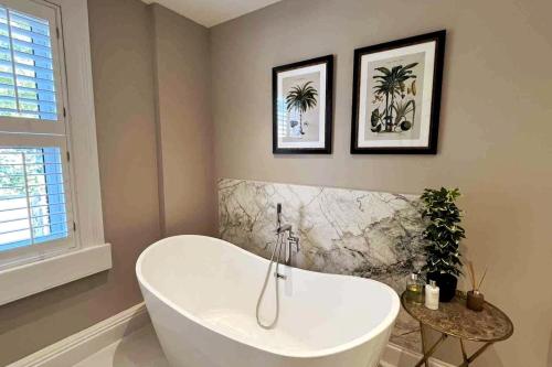 Bathroom, Stunning Town House in City Centre- Free Parking! in Bath
