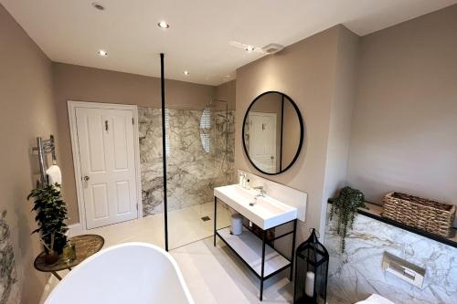 Bathroom, Stunning Town House in City Centre- Free Parking! in Bath