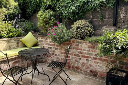 Garden, Stunning Town House in City Centre- Free Parking! in Bath