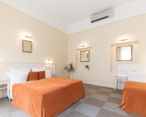 3 twin beds