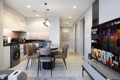 Modern 3-Bedroom Apartment with Breathtaking City Views, Dubai (photo 7)