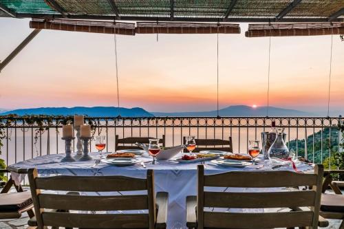 Aigaio pool Villa, gaze the sunset over the Aegean sea in Loutraki Skopelos