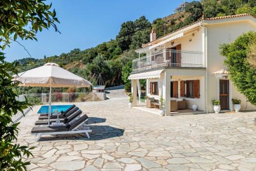 Aigaio pool Villa, gaze the sunset over the Aegean sea in Loutraki Skopelos