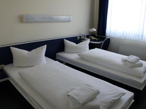 2 twin beds
