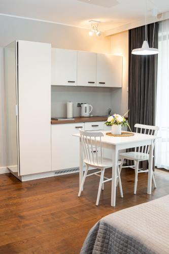 Double Room with Balcony image 2