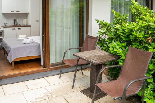 Double Room with Balcony image 5