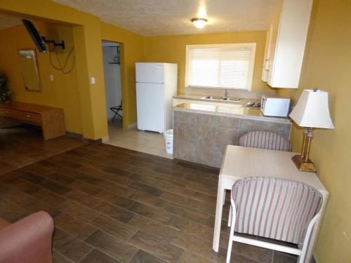 Sands Motel - image 6