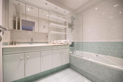 CIA - Pereire, Spacious Flat with Balcony, Paris (photo 8)