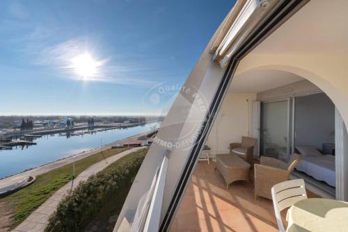 AS9836 - P2 dans une residence sur la plage avec belle vue sur le chenal et parking prive in Le Grau-du-Roi