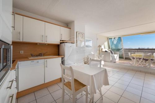 AS9836 - P2 dans une residence sur la plage avec belle vue sur le chenal et parking prive in Le Grau-du-Roi