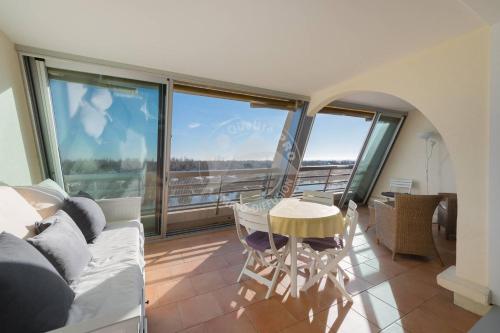 AS9836 - P2 dans une residence sur la plage avec belle vue sur le chenal et parking prive in Le Grau-du-Roi