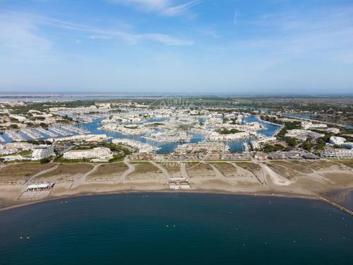 AS9836 - P2 dans une residence sur la plage avec belle vue sur le chenal et parking prive in Le Grau-du-Roi