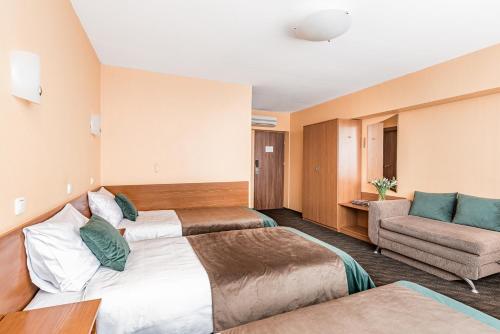 3 twin beds