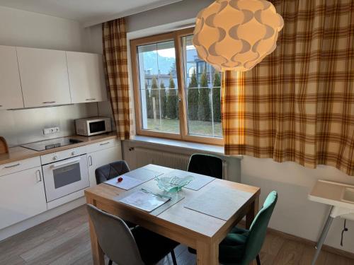 Sonnige und ruhige Wohnung in Innsbruck - Stadtrand in อาร์ซล