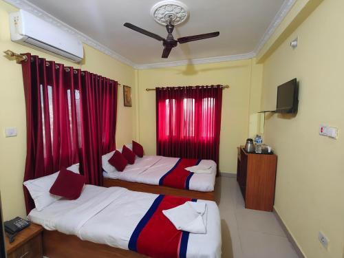 1 double bed, 1 twin bed