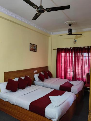 1 double bed, 1 twin bed