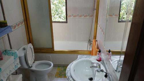 Bathroom, Habitacion Privada Triple con camas Individuales Toledo in Azucaica